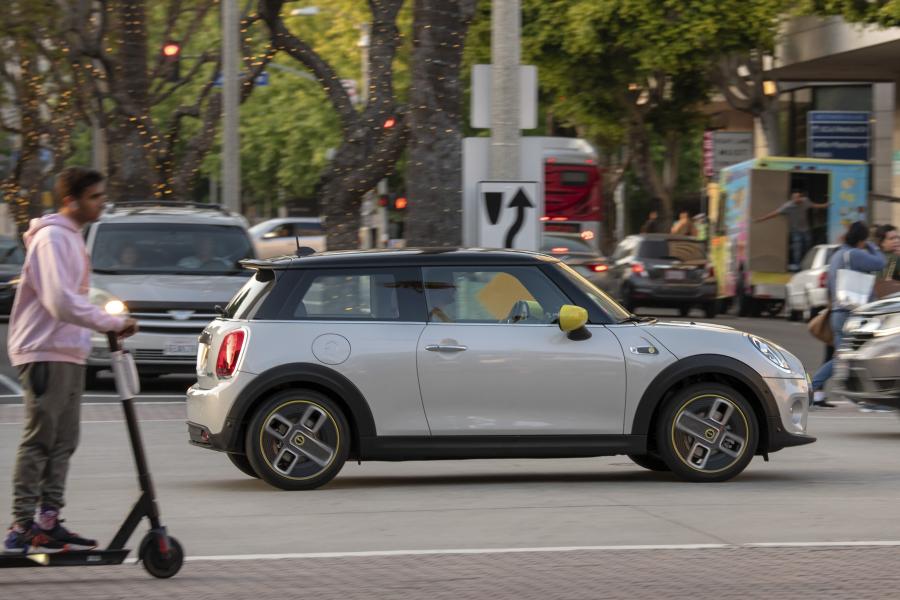  Mini Cooper SE (F56) 2019 года  (WW) (фото 8 из 132)